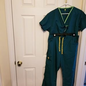 Wonderwinks scrub set